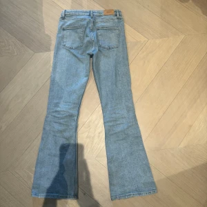 Glitter jenas - Jag säljer dessa jättefina glitter jeans, de är i helt nyskick. Jag har använt de 7 gånger. Men endå i fint skick. De är i storlek 158 , är ifrån gina Young. Säljer de för 175kr då nypris är 400 kr. Jag säljer de då de tyvärr är för små