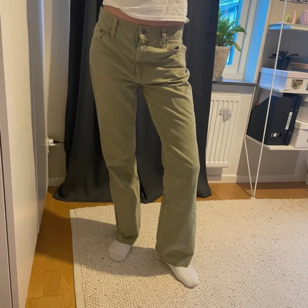 Fina byxor från asos-dsgn i en jättefin grön färg. Bra skick och sitter fint och bekvämt. Lånade bilder fråga för fler bilder💞 storkel W28 L32. Jeans & Byxor.