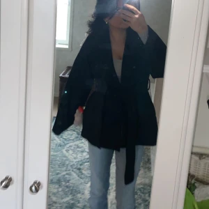 Svart kappa från gina tricot - Storlek M. Använd nåra fåtal gånger. Nypris 800