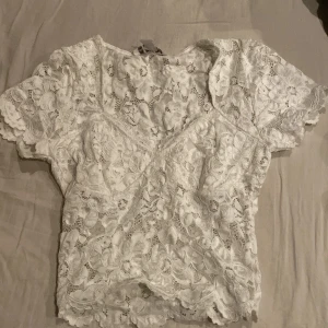 Säljer denna topp! - Toppen är från Amisu och är i storlek s men är väldigt liten i storlek skulle jag säga.💞 Den passar mig väldigt bra och mitt midjemått är ungefär runt 66 och är 157 lång! perfekt topp till sommaren😍