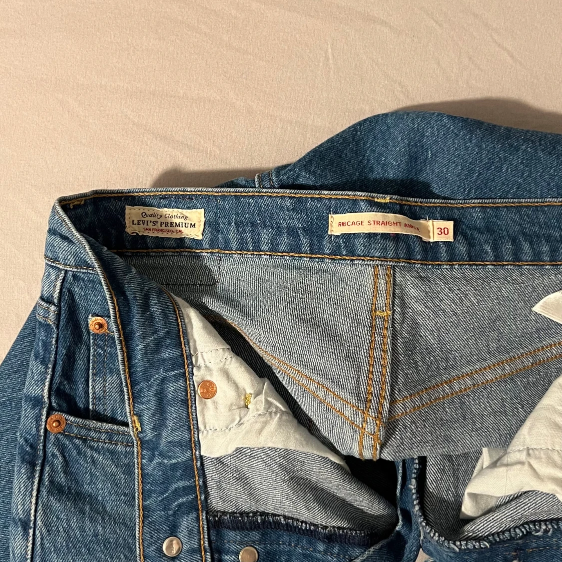 Mörkblåa Levi’s jeans  - 91