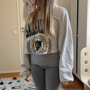Tjock tröja⭐️ - En tjock tröja. Ganska kort. Ganska stora ärmar. Från HM. Fin/cool. Aldrig använd. Köp gärna💘⭐️