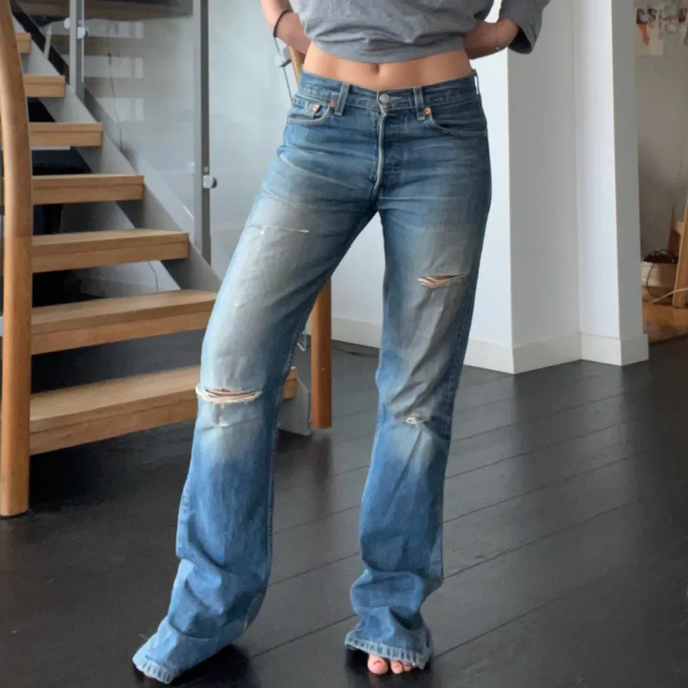 Snygga levisjeans med skön passform, jag är 163 cm och de är för långa för mig. Jag brukar ha 36 i jeans. . Jeans & Byxor.