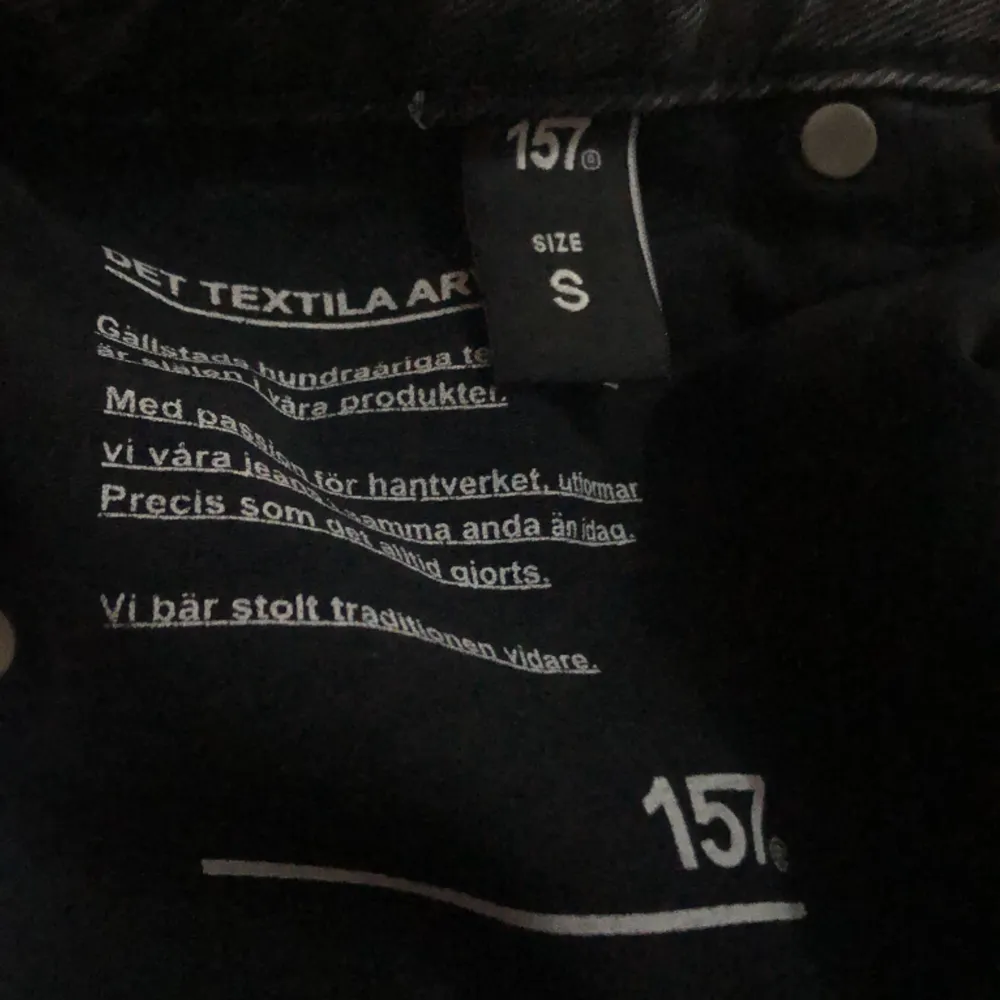Svarta lager jeans. Köpta för 300 sälja för 250. Pris kan diskuteras💗. Farkut & Housut.