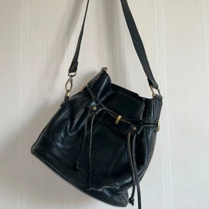 Francinel läderväska  - Köpt vintage i Paris Massor av rum och fickor inuti  