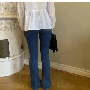 Blåa bootcut jeans zara - Storlek 34. Inte mina bilder! Är lite slitna längst ner. Köpta på plick säljer då jag har ett par liknade 