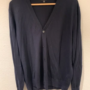 Uniqlo Kofta - Bra skick, använts två gånger Storlek L Kan mötas upp i Stockholm