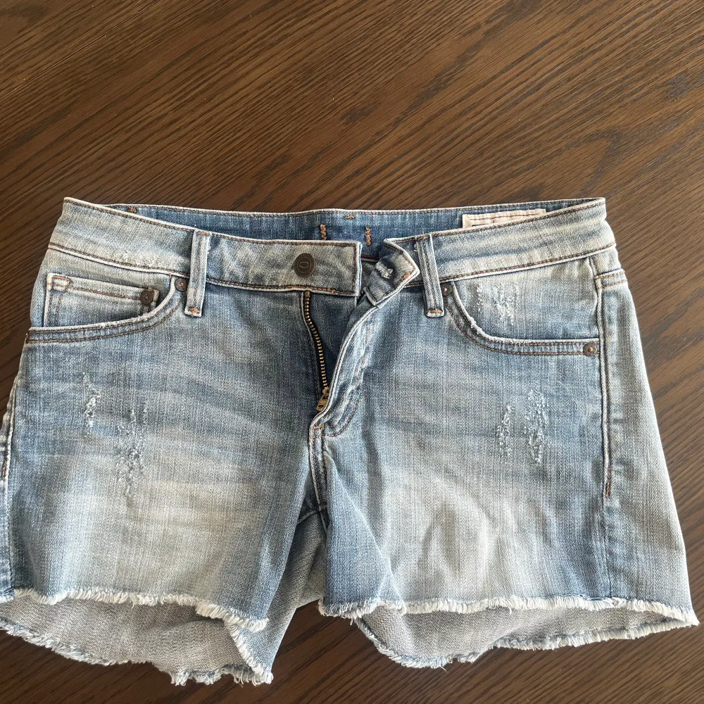Jeans shorts jag köpte på en outlet men har aldrig använts. Ny skick! Köpare står för frakt🩷. Shorts.