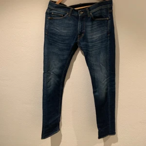 Tiger of Sweden jeans - Bra skick, används ett fåtal gånger.  Storlek 32/34 av modellen Straw Kan mötas upp i Stockholm
