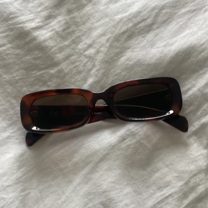 Weekday solglasögon - Som nya! Från Weekday.