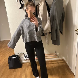 Stickad tröja - Säljer denna stickade tröja från Gina i storlek M, något croppad🩷