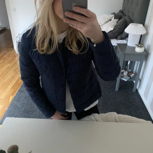 Uniqlo jacka  - Säljer min blåa jacka ifrån uniqlo. Storlek S och är sparsamt använd. Hör av er vid funderingar💕
