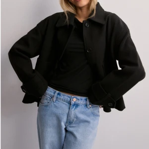 Svart kappa - Jag säljer nu min kappa då den inte kommer till andvändning lika mycket. Skriv för egna bilder