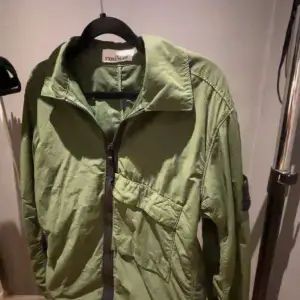 Tja säljer nu min feta Stone island overshirt i toppskick 10/10. Det är storlek S och passat nån som är 170-180. Riktigt skön nu till våren. Skriv för mer information.