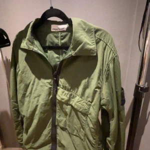 Stone island overshirt  - Tja säljer nu min feta Stone island overshirt i toppskick 10/10. Det är storlek S och passat nån som är 170-180. Riktigt skön nu till våren. Skriv för mer information.