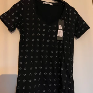 Tshirt - T-shirt från replay med stjärnor på. Aldrig använd då det inte är min stil, prislapp finns kvar.