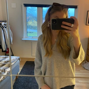 Hm kofta  - Jättefin ljusgrå kofta från hm. Säljer pga att den inte används längre.💕