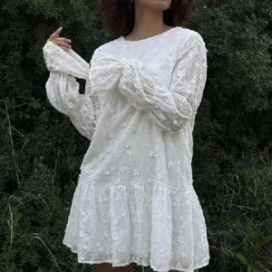 Studentklänning NA-KD - Superfin studentklänning från nakd som är helt slutsåld💞säljer då jag ska ha en annan! Buda privat, priset kan diskuteras💓