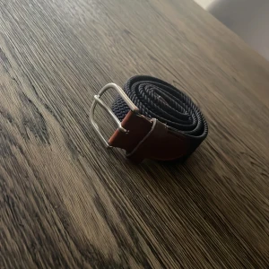 Flätat bälte  - Säljer detta flätade bältet då det har blivit för litet runt min midja. Nypris ca 600 kr Mitt pris 100 kr  Vid intresse hör av dig via dm! Priset kan förhandlas.