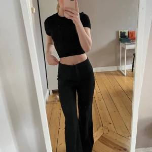 Svarta kostymbyxor  - Svarta kostymbyxor från monki . Perfekt skick. Mid rise midja. 