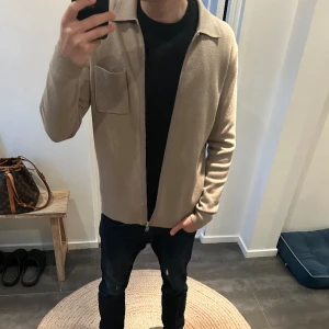 Samsoe Kashmir zip tröja - Samsoe Kashmir zip tröja i otroligt skick använd 1 gång. Ny pris är 1600kr mitt pris 900kr. För mer information kom pm mvh Nils 