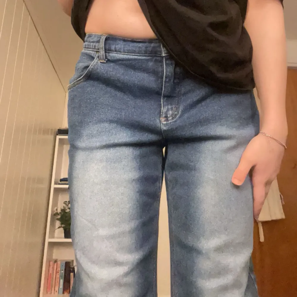 Använda 1-2 gånger! Storleken är oklar men passar mig som har S i byxor och M i jeans💞 (lite stora men inget som kräver skärp), Skriv för fler bilder! Priset kan diskuteras💞. Jeans & Byxor.