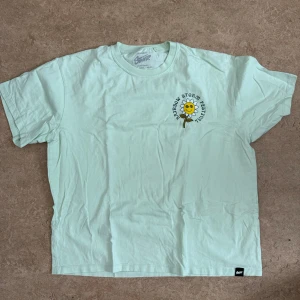 T-shirt med tryck - Tshirt från pull and bear, nästan oanvänd storlek L