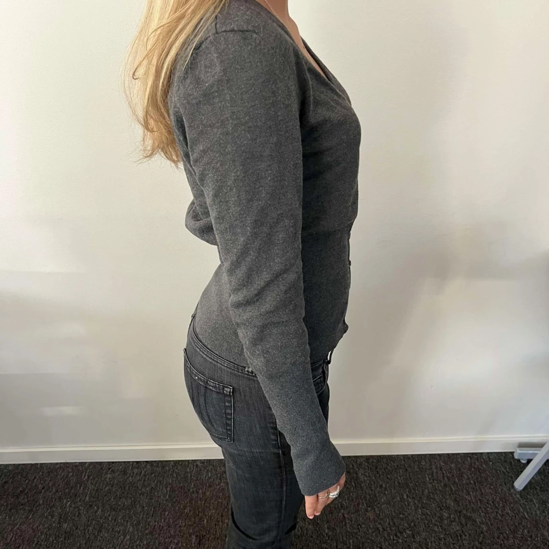 Grå kofta med knappar  - 91