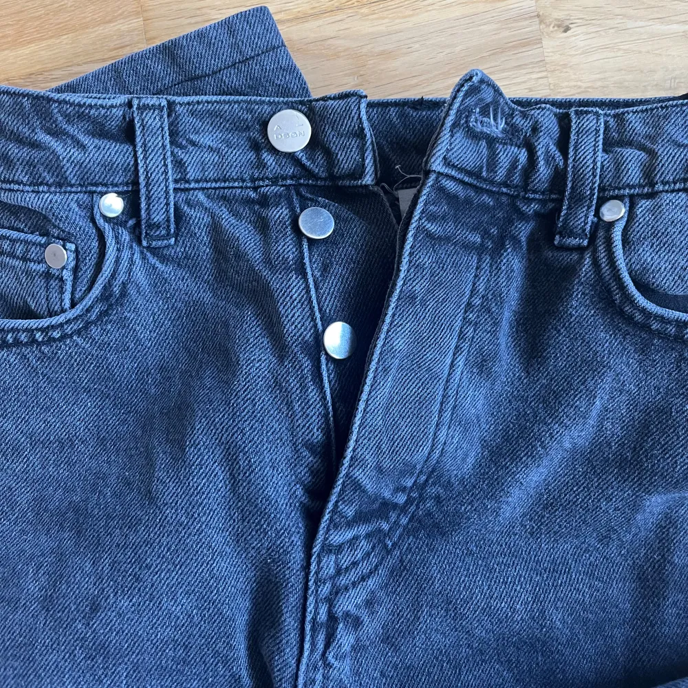 Superfina gråa jeans från A-DSGN. Storlek XXS men jag upplever de som lite större i storlek då de är mer baggy. För stora för mig som brukar ha storlek 32 i jeans. Längden går ner till hälen på mig och jag är 160💞. Jeans & Byxor.