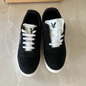 Lyle & scott skor - Helt nya oanvända lyle & scott skor Färg : true black  Strl : 43 Nypris : 699