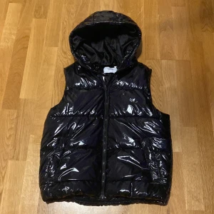Väst Reserved 158 - Nypris 550kr, Storleken är egentligen 146 men är lite stor på mig som är 156. Skick 10/10 inga defekter, använd 1 gång.