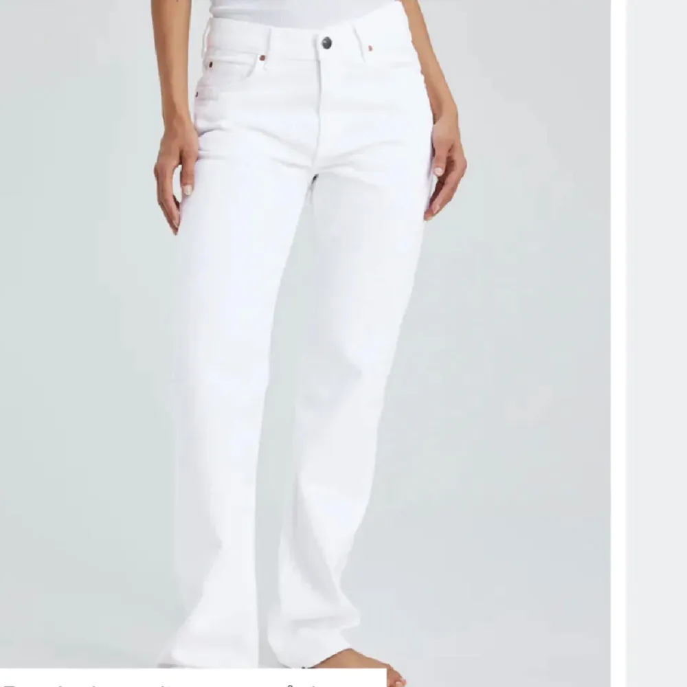 Så fina nya vita jeans från bikbok 🫶🏼💕. Jeans & Byxor.