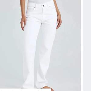 Så fina nya vita jeans från bikbok 🫶🏼💕
