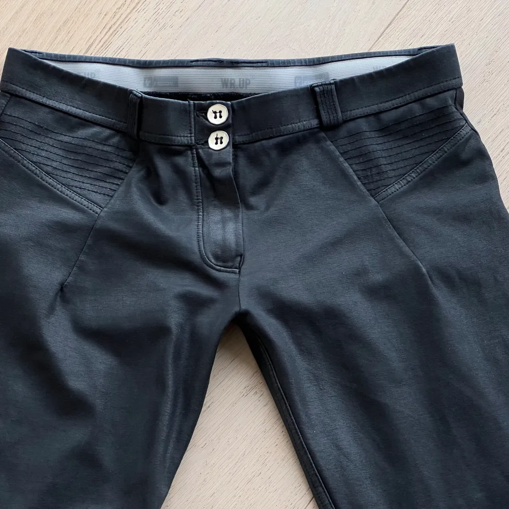 Ett par svarta byxor ifrån Freddy WR.UP stl L.  Låg Midja Färg; svarta ser lite ut som skinn imitation  78%Cotton 22%Elastan. Jeans & Byxor.