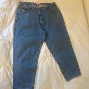 Butter jeans - Jäkligt baggy jeans från butter i modellen BAGGIEST. Det finns inga tecken på brist, de är nästan nyskick🧼. Har dock enorma fickor, typ 30cm långa. Skicka dm för prisförslag eller om det dyker upp frågor. 💭