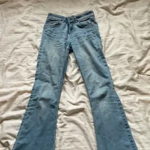 Säljer dessa snygga jeans i bootcut som har ett skönt och strechigt material. Kommer tyvärr inte till användning längre!🥰