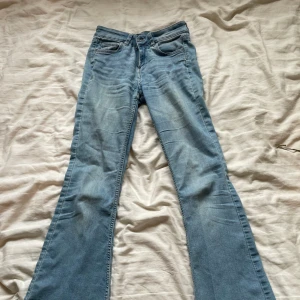 Bootcut jeans  - Säljer dessa snygga jeans i bootcut som har ett skönt och strechigt material. Kommer tyvärr inte till användning längre!🥰