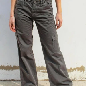 Grå/gröna cargobyxor från Subdued - Storlek: S Skick: Väldigt bra  Priset kan diskuteras 🥰