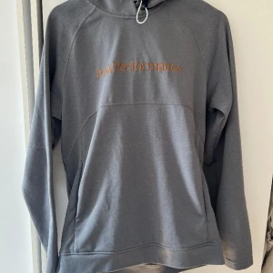 Peak performance tjocktröja  - En mycket fin Peak performance tjocktröja. Aldrig använd och i extremt bra skick. Storlek M