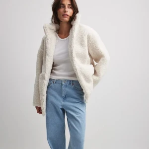 Oanvänd teddyjacka  - Vit teddyjacka från nakd med fickor. Ny med prislappen kvar, säljer då jag aldrig använde den men försent att lämna tillbaka. Köpt för 999:- 