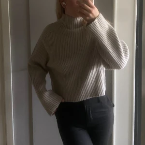 Ribbad beige tröja 🤍 - Jättefin ribbad beige tröja från H&M, som går att matcha till nästan allt 🤍knappt använd så den är i bra skick. Tröjan är i strl xs men den har en ganska boxig passform så skulle säga att det passar någon som har S också. 
