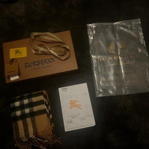 Burberry Halsduk - Säljer denna eftertraktade burberry halsduken! Osäker på äkthet då den var köpt begagnad utan äkthetsbevis. Allt OG tillkommer och därför är priset som det är. Skick: 10/10 använd 3 gånger. Hör av vid frågor eller fler bilder 