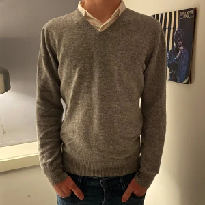 J.Lindeberg Kashmir v-neck  - Riktigt skön Kashmir tröja från märket J.Lindeberg! Passar perfekt till vädret just nu. Storlek L men passar mig som vanligtvis har M/S😊 modellen är 1.84 cm lång. Hör av er vid frågor, mer bilder eller önskemål på pris! 