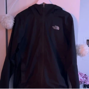 The North face jacka - Säljer min The North face jacka då jag inte har användning för den mer och inte gillar den. Bra skick lite skavanker vid armen men inget som syns om du inte kollar på det.