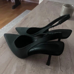Slingback - Svarta slingbacks. Oanvända i storlek 37🖤