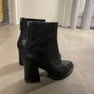 Zara boots stövletter med klack - Storlek 40. Köpte på sellpy men har inte använt. 