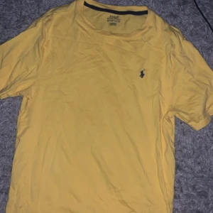 Ralph lauren t shirt  - Säljer denna Ralph lauren tröja då den ör för stor och jag inte använt den, nyskick, storlek passar M, pris kan diskuteras 😃🤝