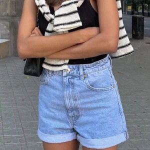 Shorts  - Jättefina shorts från pull&bear som tyvärr ej kommer tilm användning❤️ Använda ca 4-5 gånger, mycket fint skick! Säljer billigt pga flytt