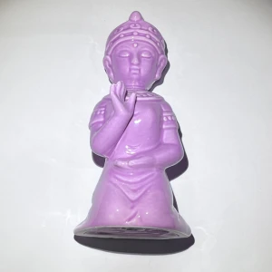 lila buddha porslin staty - en lila buddha staty av porslin! 💜ungefär 20cm lång, köpt från flying tiger. de repor som finns syns på bild 3, men de är inte så märkbara :)