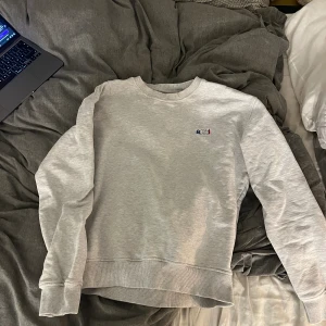 Ami crewneck - Säljer min Ami crewneck då den blivit för liten för mig tyvärr. Den är sparsamt använt och i fint skick.   Nypris: 2499kr